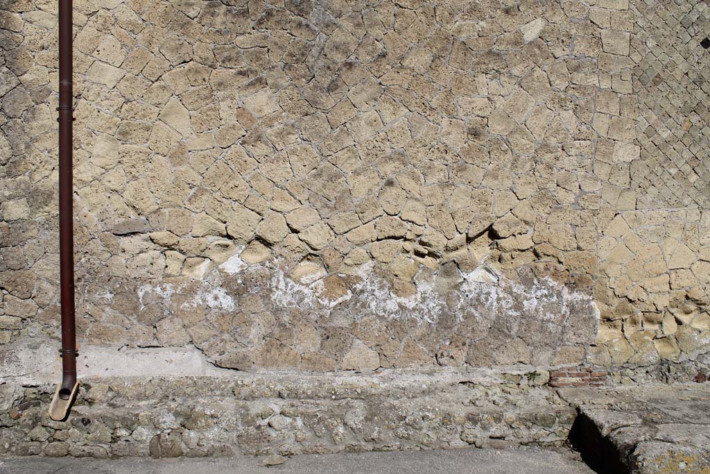 V.1 Herculaneum. March 2014. Detail of lower south wall (continuation from above photo) on north side of Decumanus Inferiore.
Foto Annette Haug, ERC Grant 681269 DÉCOR.